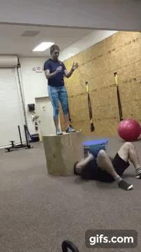 卧推力量上不去？药球仰卧胸推爆发力训练：帮你快速进阶提升力量