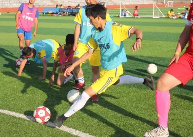 在巴西青训的中国人,日本在巴西踢球的少年