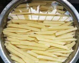 在家里做薯条吃又干净又卫生,孩子自己动手做薯条又简单又好吃