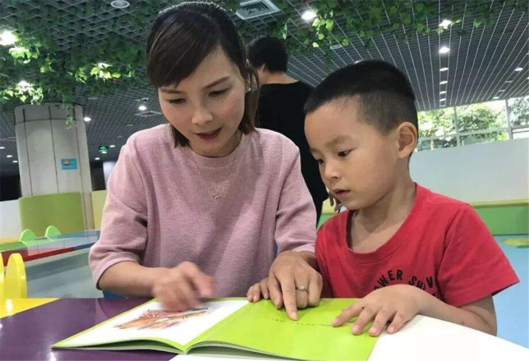 宝宝睡觉老是蹬腿踢被,为什么孩子老是用腿踢小被子