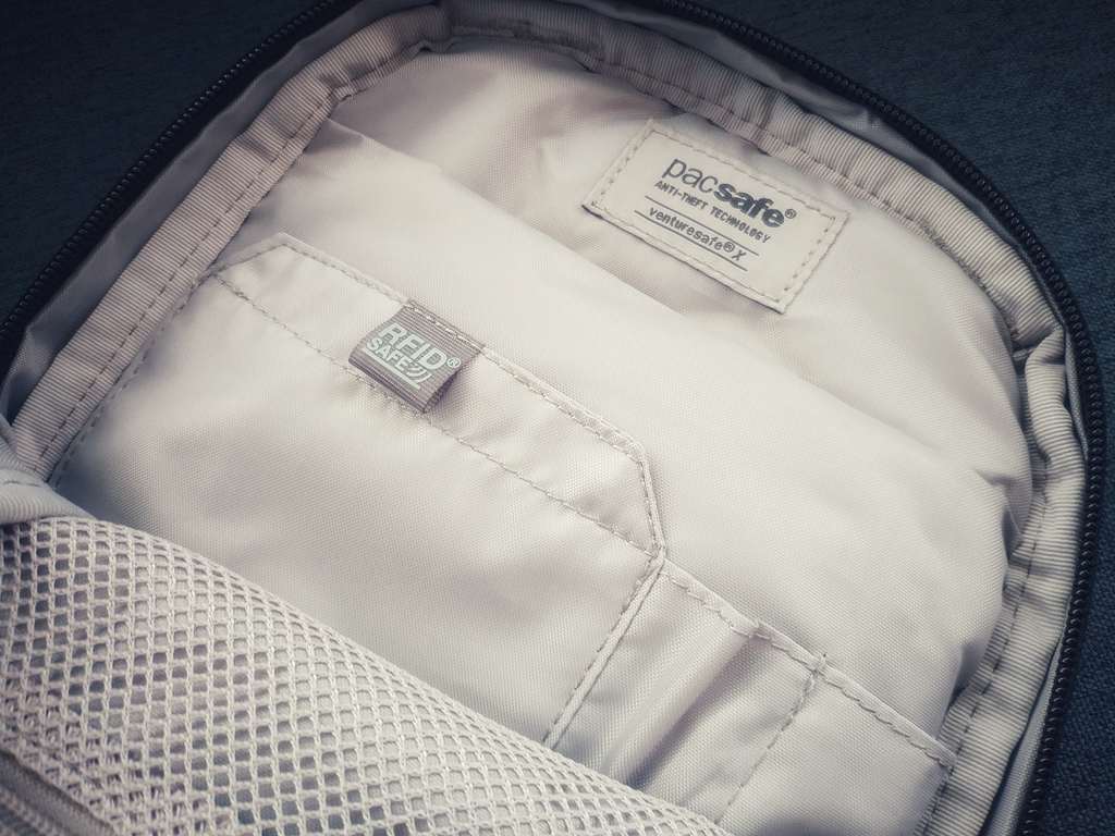 小包包里装些啥？实用好玩还不失bbb...g