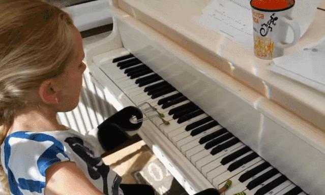 13岁无臂女孩成最酷“美妆博主”:不惧命运的人太酷了