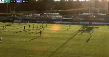 ai误认裁判光头为足球裁判,足球转播ai对焦到裁判的头上