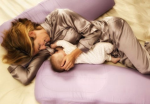 孩子喜欢“摸奶睡”，妈妈不忍拒绝不仅有隐患，还容易养成妈宝男