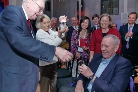 戴15元手表,却秘密捐出560亿:人活到极致,一定是素与简