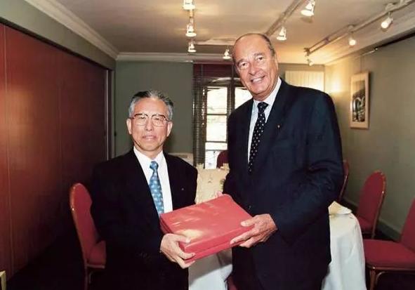 老农捡到古董宝剑竟然价值800w,专家文物低价买进高价卖出