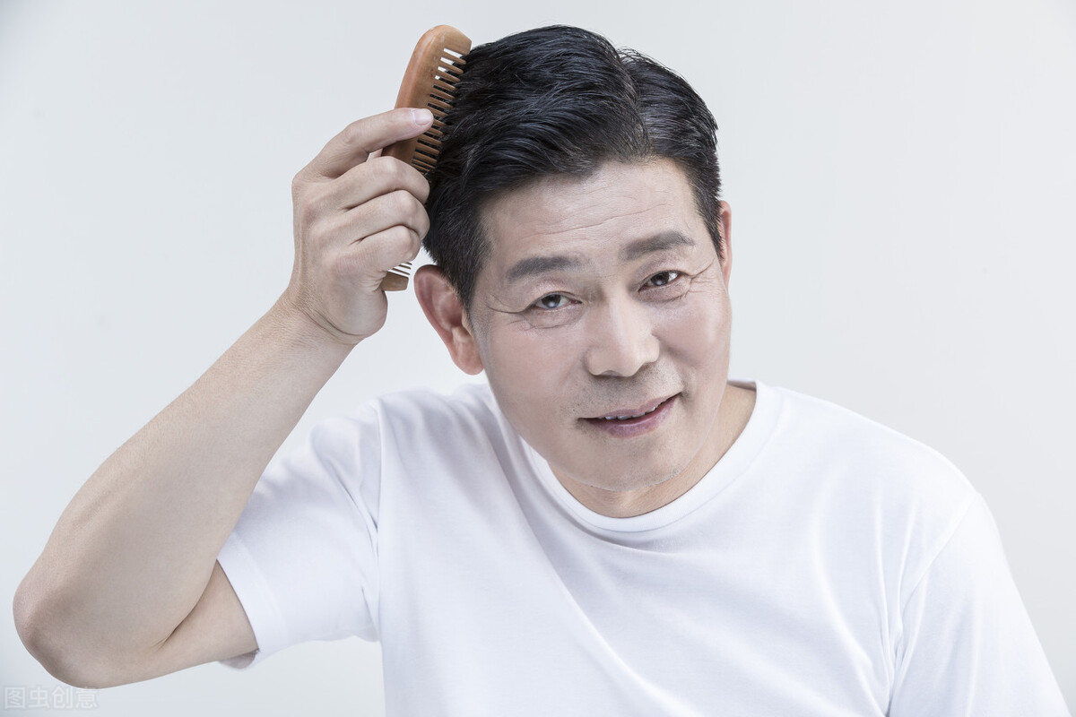 气血两亏虚头发容易白吗,头发变白补充什么维生素