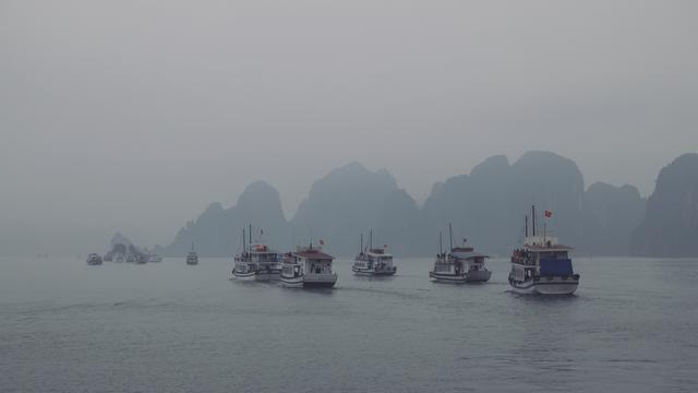 这里虽然风景如画人们生活的却很凄惨没日没夜的追着大船讨生活