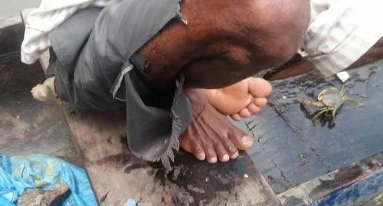 看看印度人是怎么吃方便面的,看看印度人是怎么吃的