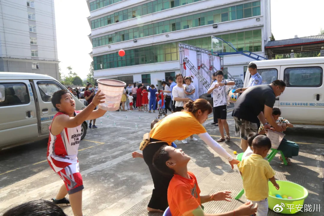 第一次走进警营过六一,迎六一进警营