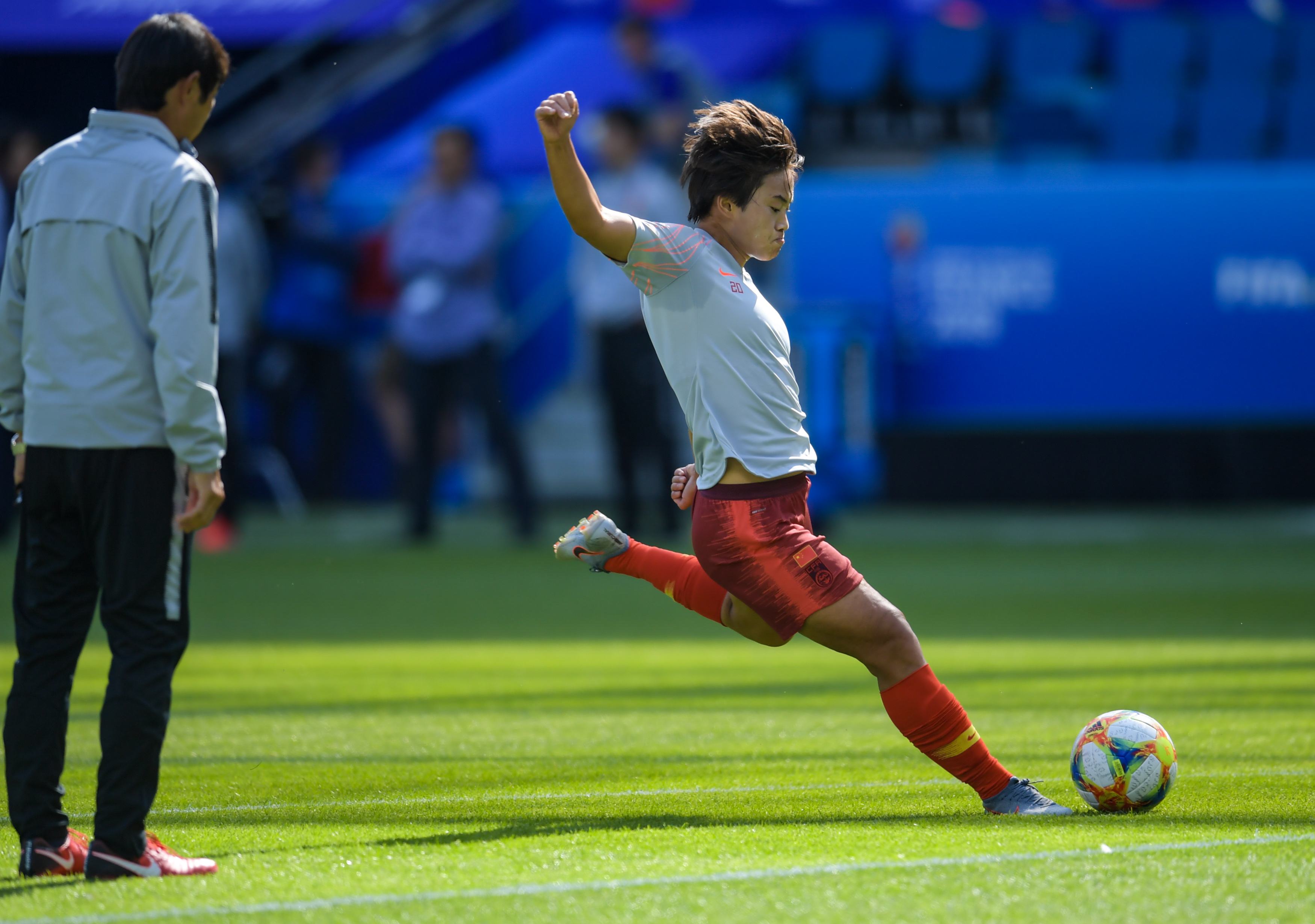 足球小姐扶贫巴黎，为何国内表现平平？中庸之道真的适用足球？