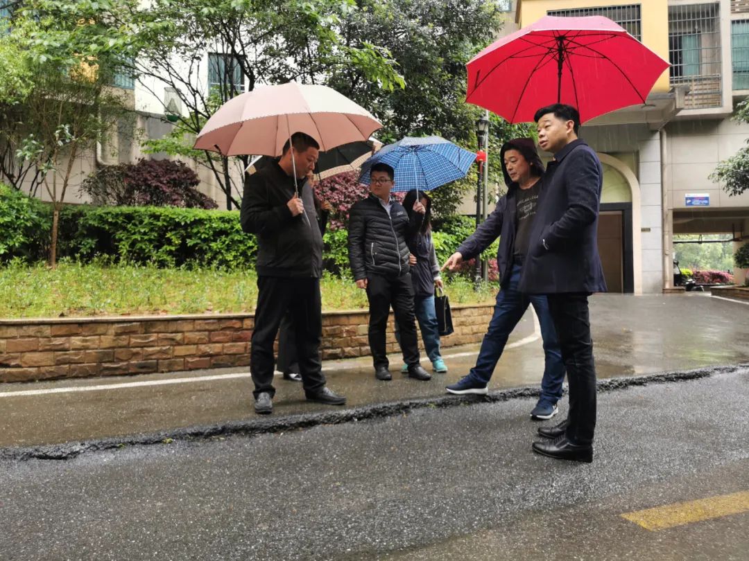 贺武夷检察长前往经世皇城小区开展“警民同心、网格走亲”我为群众办实事实践活动