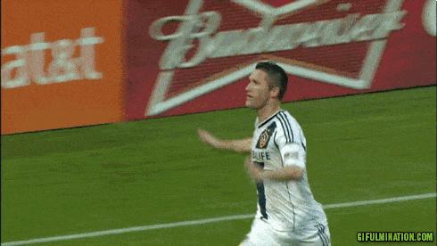 足球庆祝动作梅西和小罗,c罗滑跪庆祝梅西进球