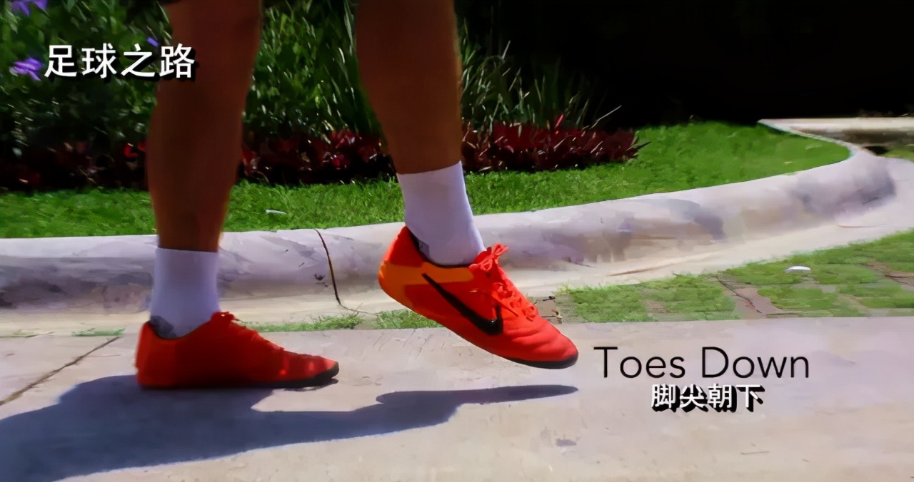 小孩足球颠球入门基本功,初学足球颠球技巧小学生