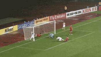 足球精彩突破集锦gif,国足vs越南把自己晃倒gif