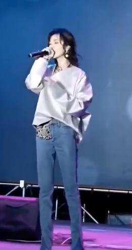 郁可唯被甩荧光棒,36岁的郁可唯