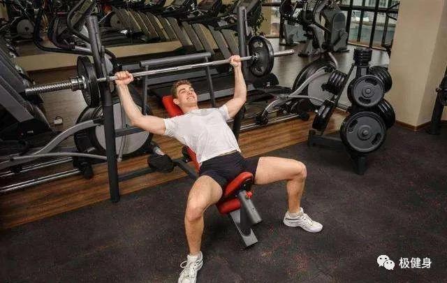 穿衣服撑不起来是骨架小吗,胸肌锻炼多久能穿衣有型