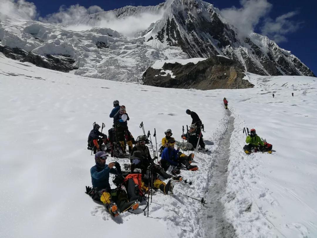 马纳斯鲁纪录片,马纳斯鲁日照金山