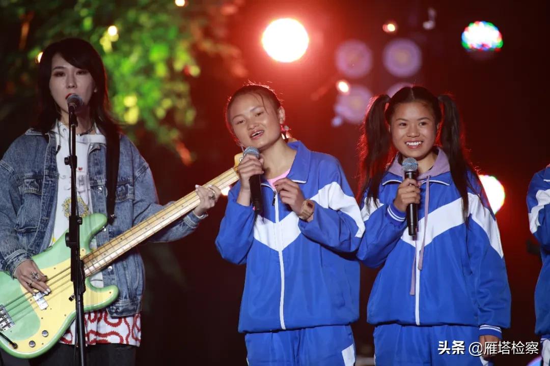 回顾脱贫攻坚波澜壮阔的伟大历程,彪炳史册的伟大奇迹全文