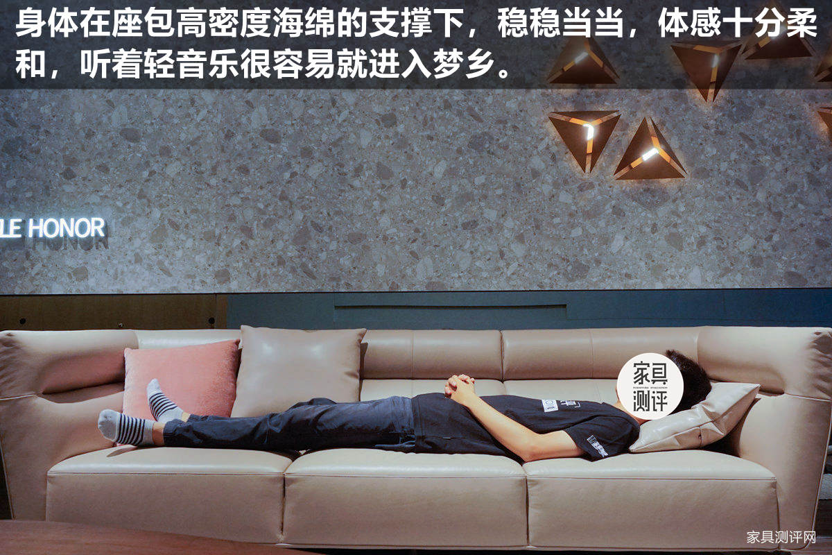 格调沙发哪个系列好用,黑白灰风格沙发搭配暖色沙发