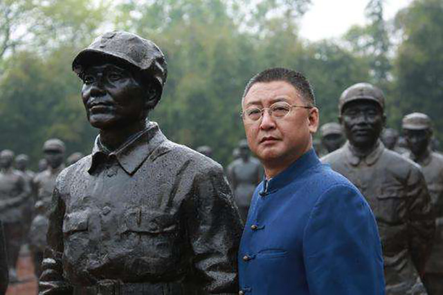 当年那位嫌当市长不赚钱,辞职经商的樊建川,再见模样沦落火车站？