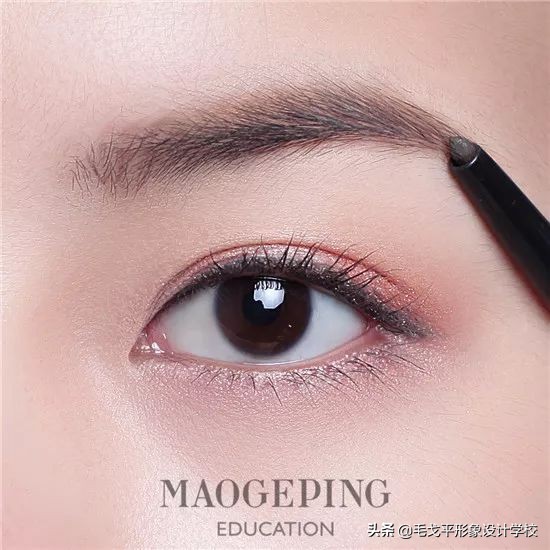 眉毛画的漂亮,眉毛画得好的秘诀就是用马克笔