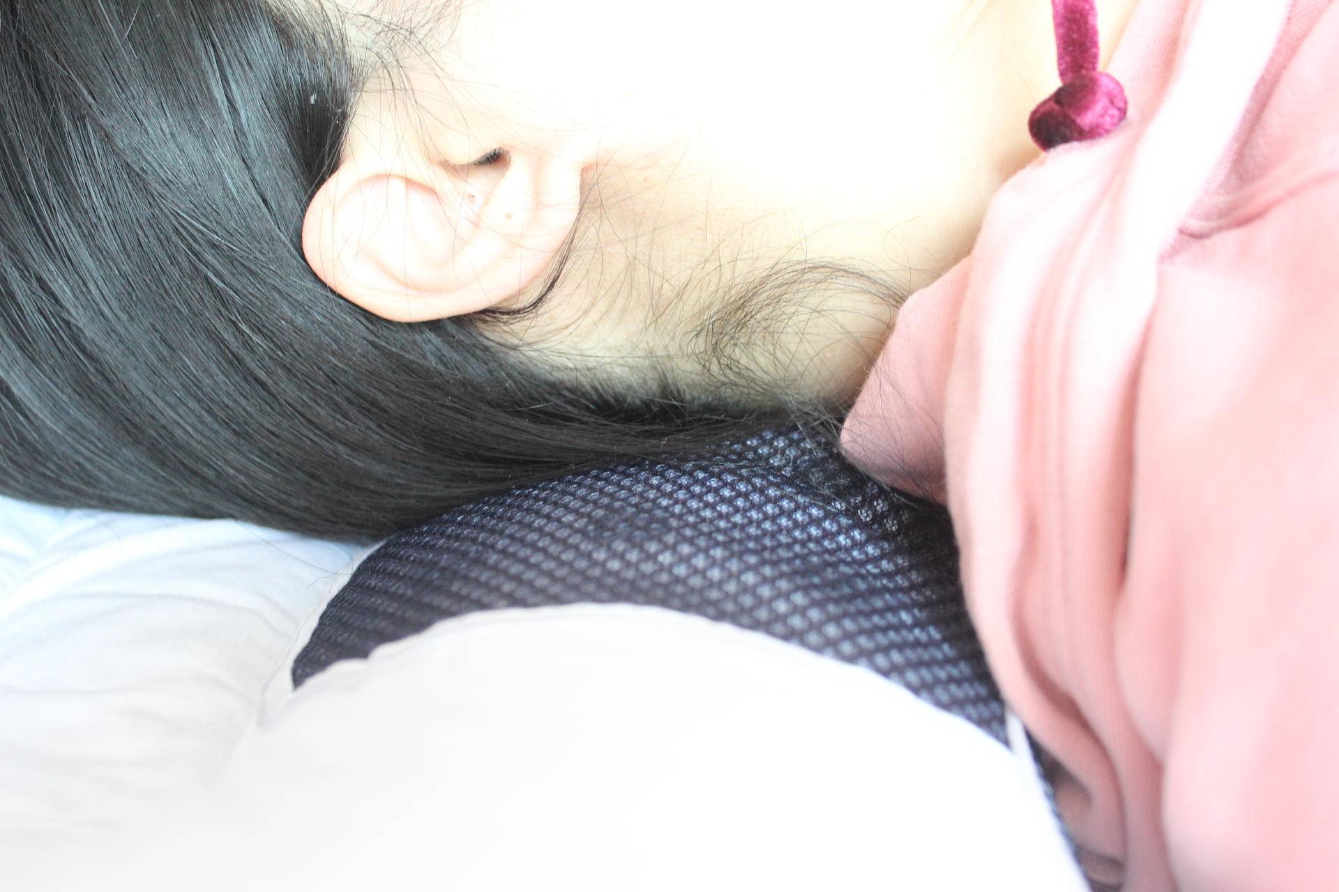 俗话说高枕无忧枕头是越高越好吗,枕头选什么材质的睡得舒服又健康