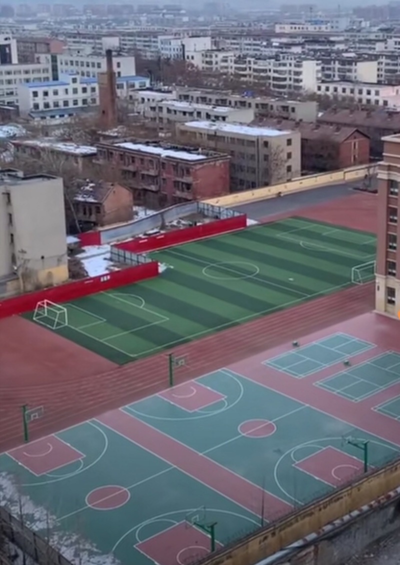 新建球场网友们吃瓜般尴尬，网友纷纷留言还能在尴尬点吗！