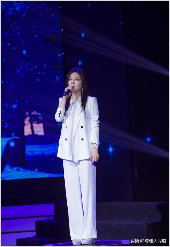 赵薇穿白色西装图片,赵薇穿的绿衣服