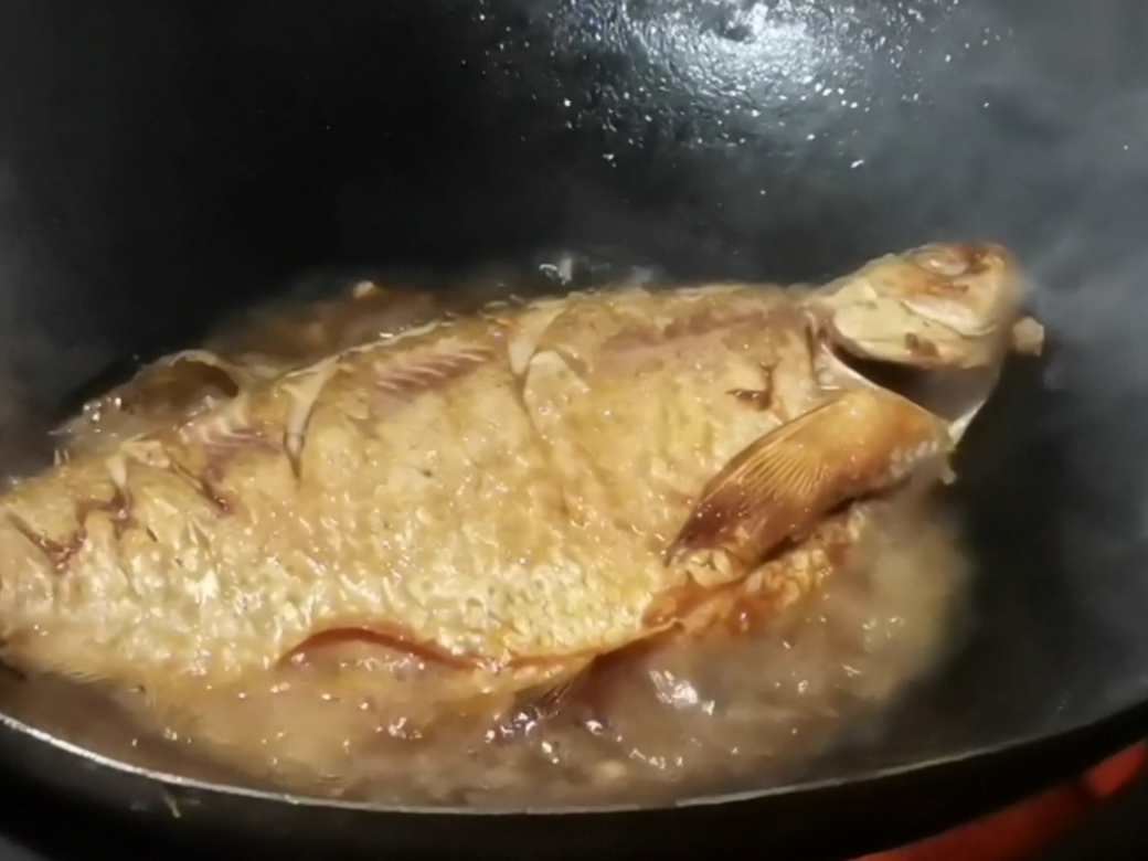 在家做红烧鱼怎么做才好吃,红烧鱼这样做味道鲜美好吃又入味