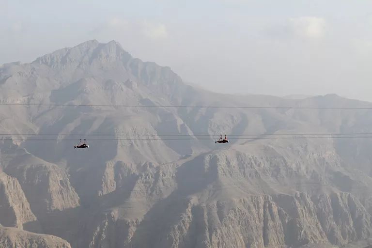 漂在迪拜隔壁,有28个足球场长,撞毁了飞机