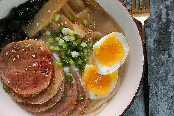 日式豚骨拉面的正宗做法，口感丝滑浓郁，绝对能满足你的味蕾