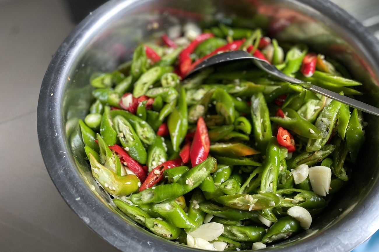 10斤青辣椒腌制几天能吃,把辣椒放进坛子里