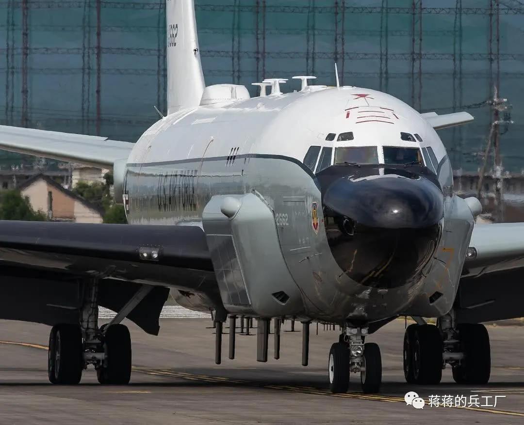 美国空军rc-135起飞,rc135s导弹侦察机背部鼓包