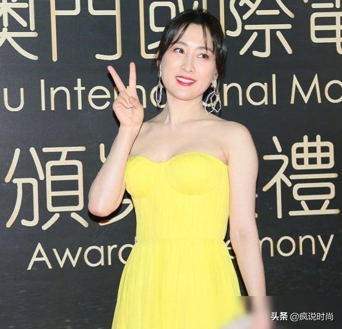 马苏才是“水蜜桃身材”，抹胸礼服“撑”好满，凹凸感太强