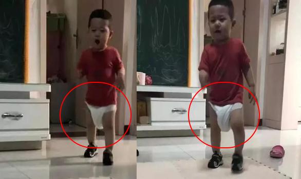 孩子裤子里面穿秋裤,小朋友裤子塞了一条秋裤