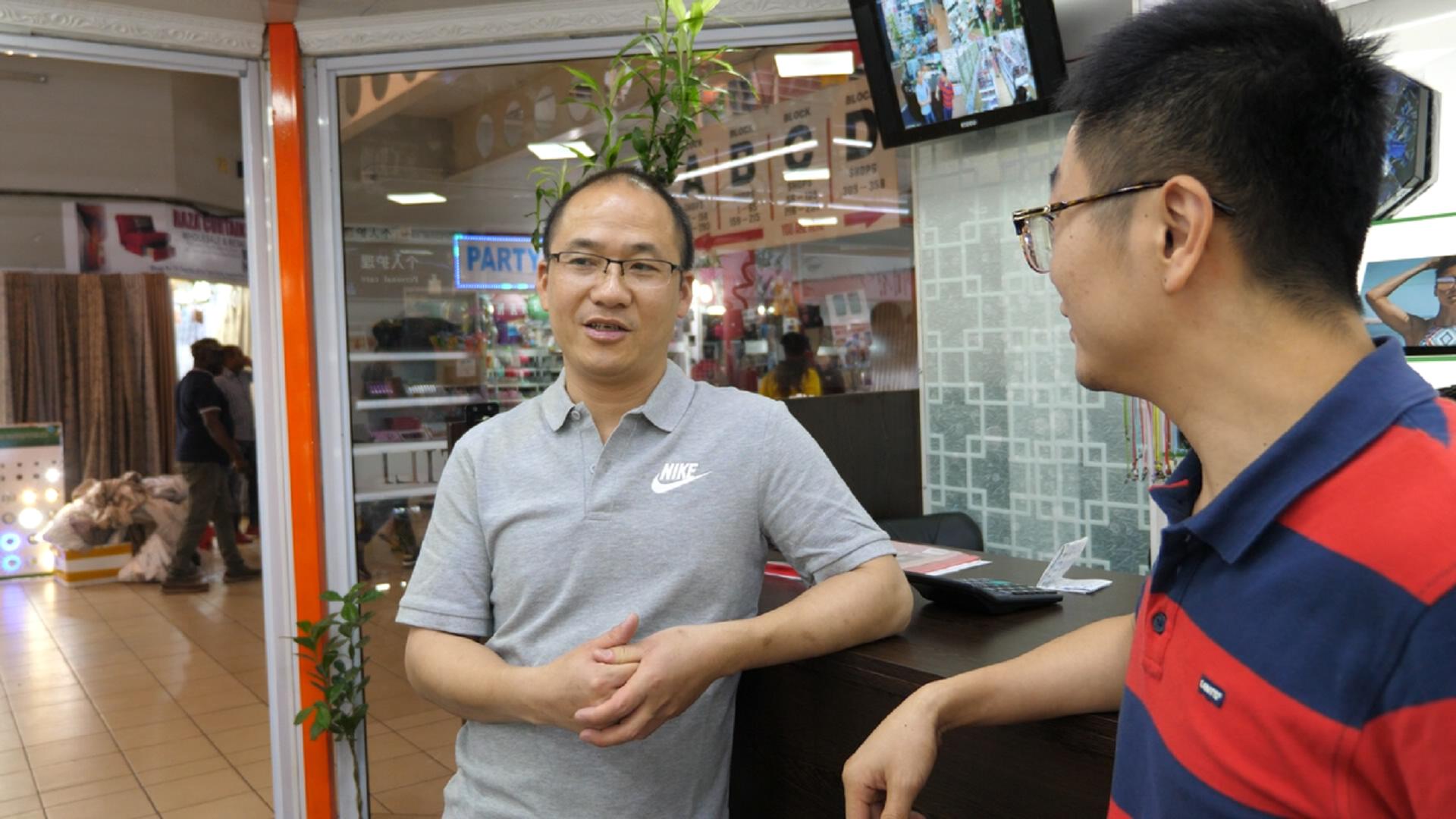 在非洲做生意一要命二求财，当它出问题，中国商人差点血本无归