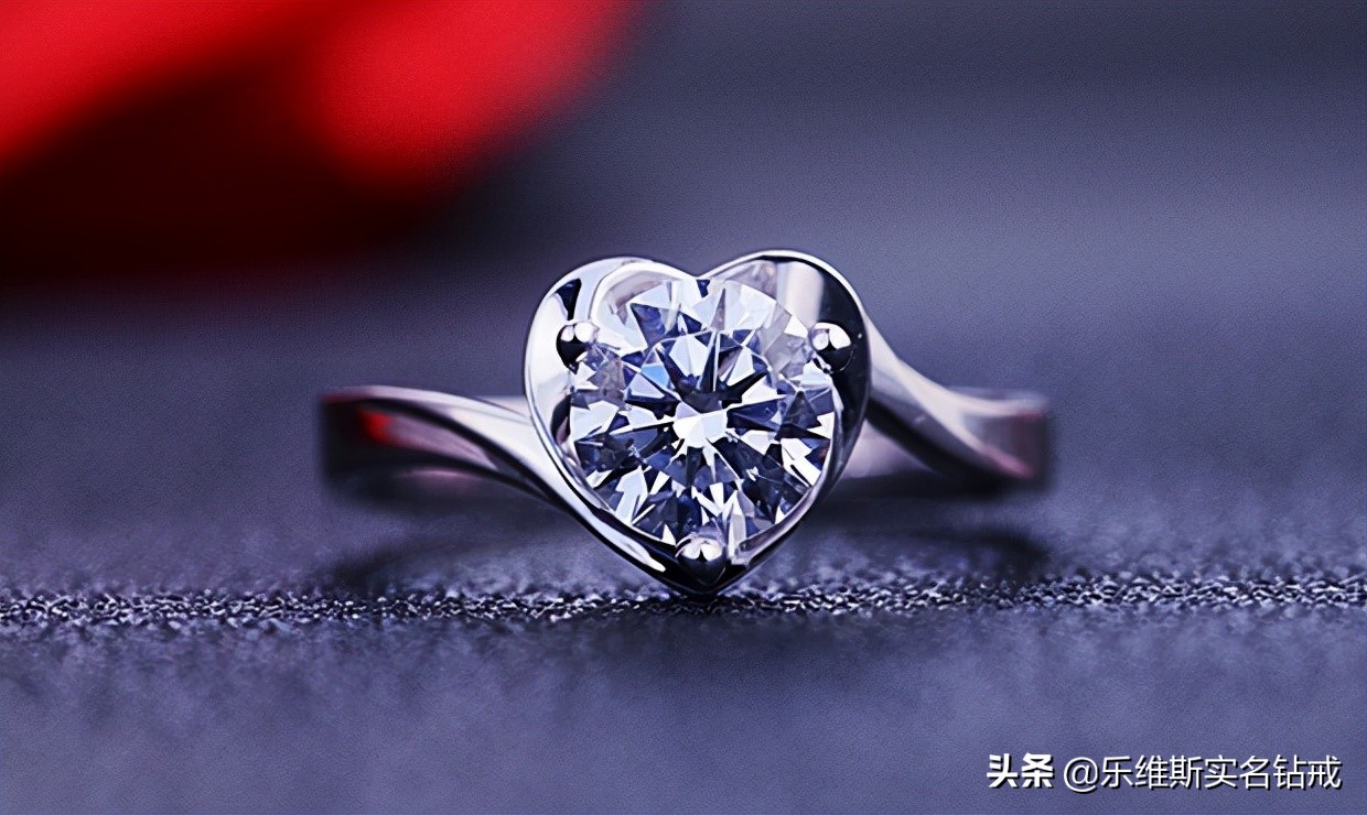 女生带钻戒应该往哪个手指上带,女生的钻戒戴哪个手指的含义