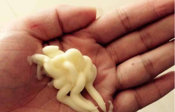 洗头发应该先抹护发素吗,洗头发先涂洗发水还是护发素