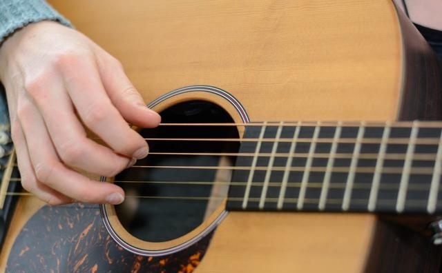 吉他琴弦怎么更换,吉他琴弦断了一根需要全部更换么