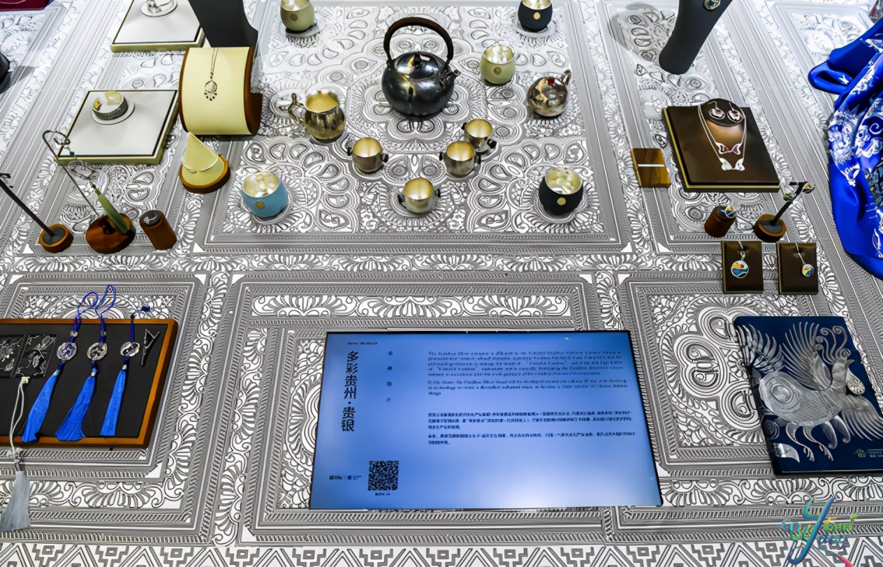 多彩进博会：老干妈走上时装周、苗绣碰撞爱马仕、贵银遇见…