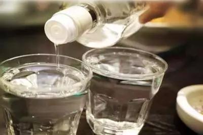 自酿白酒有些浑浊不透明什么原因,白酒为什么会沉淀