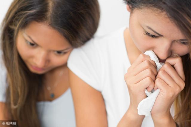 男子失恋后再次遇到心仪女孩,男子失恋遇到陌生女孩子