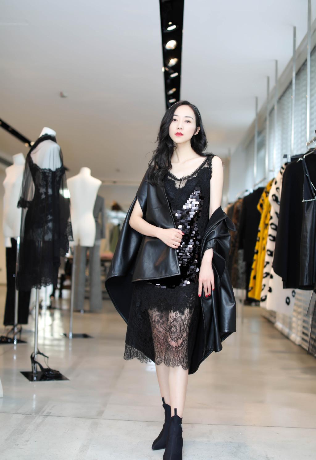 韩雪穿衣也不安分，硬在胸前“挖个洞”太大胆，不仅不俗还更性感