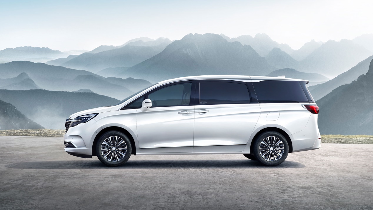 21款gl8652t与传祺gm8对比,最新传祺gm8对比别克gl8哪个更好