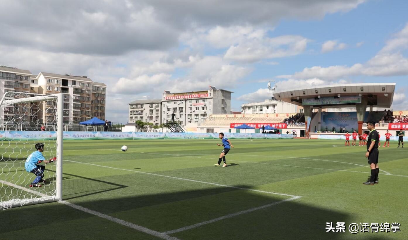 少年足球冠军颁奖仪式,全国青少年足球联赛绵阳赛区