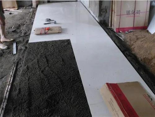 家里地面瓷砖不平怎么回事,地砖铺得不平怎样做隔断