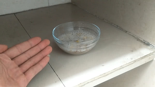 一招搞定蟑螂的方法,遇见蟑螂不要用脚踩它一招解决