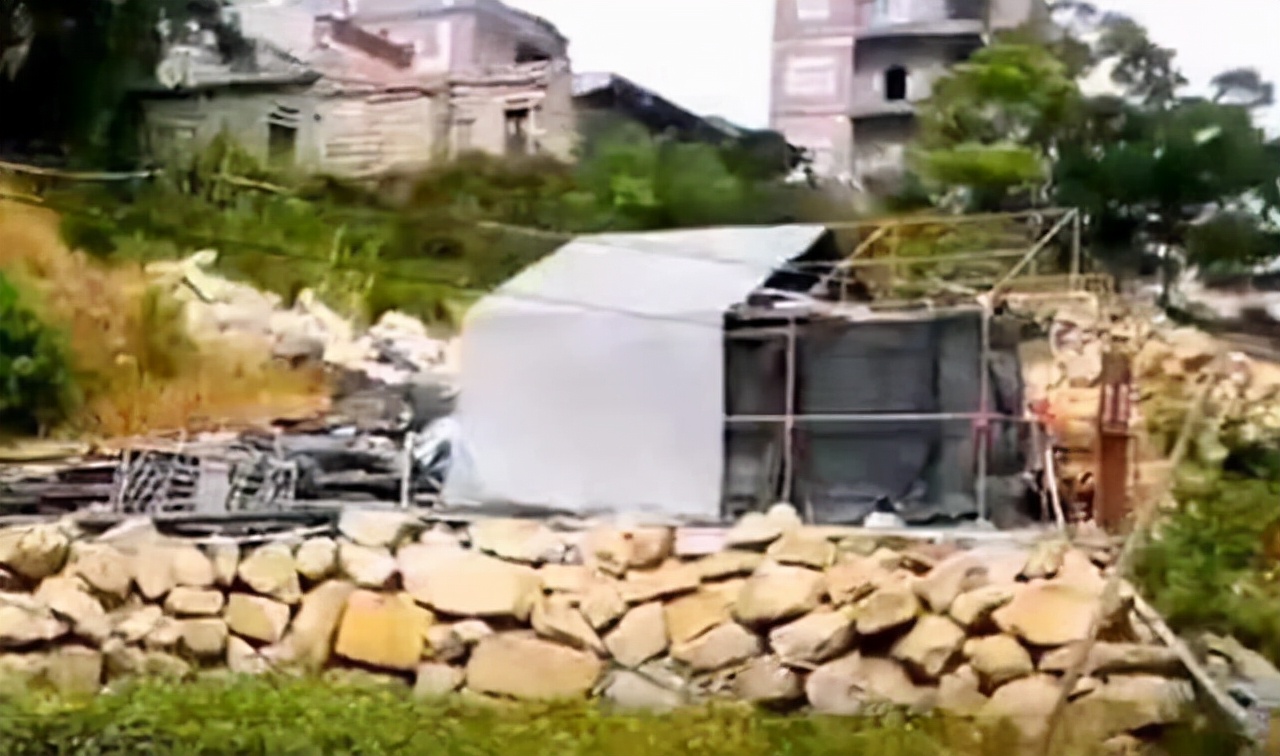 莆田2死3伤嫌犯拒捕自杀身亡，122平方米土地3条人命是否太沉重？