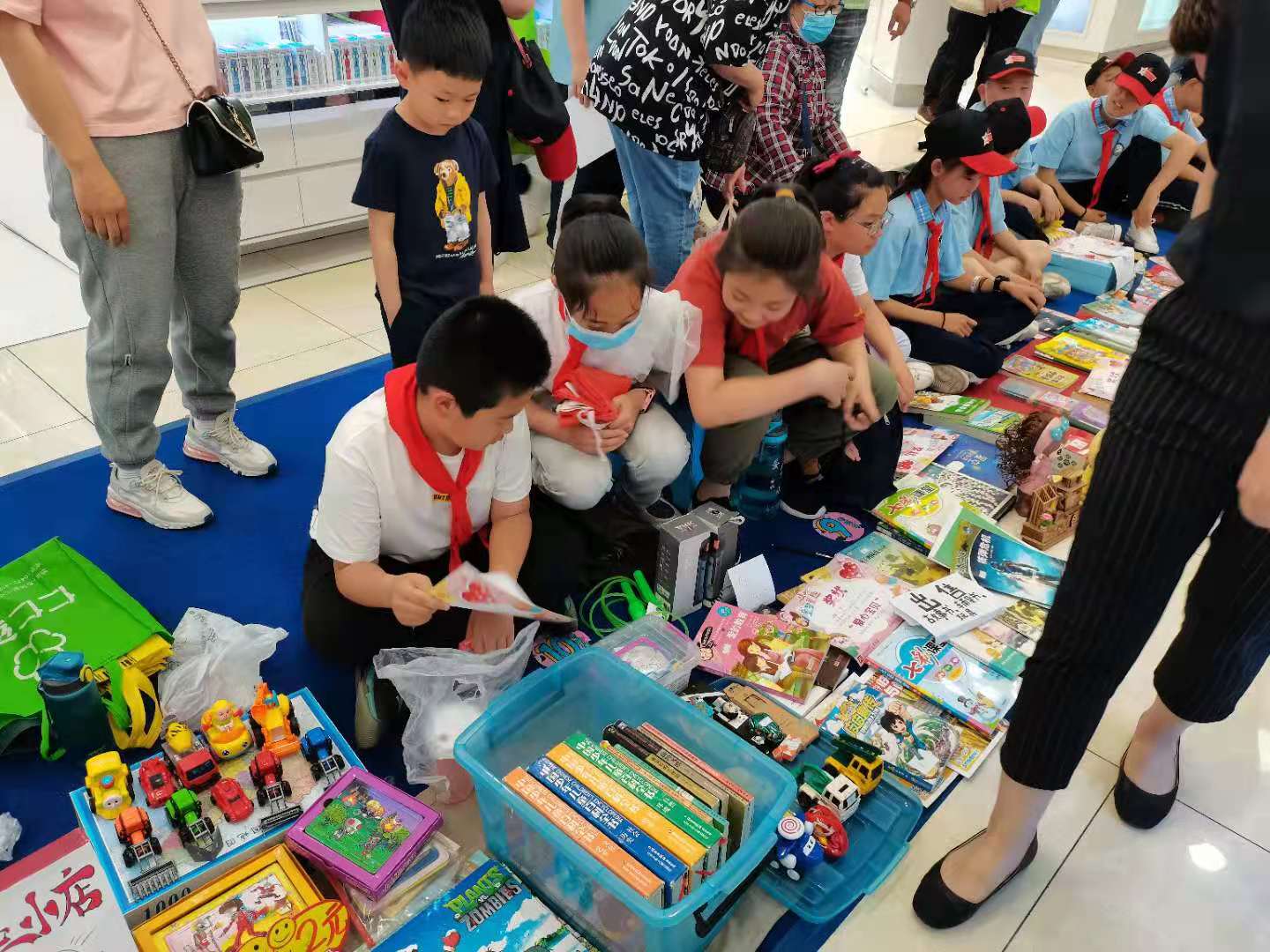 与爱同行的爱心义卖活动,践行雷锋精神爱心义卖